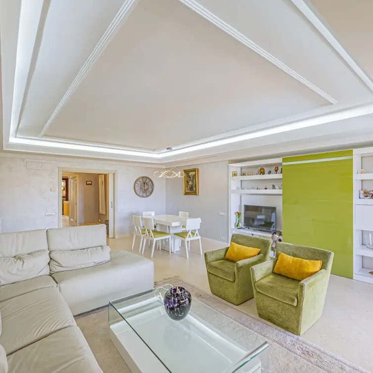 Venta de apartamento en planta media en New Golden Mile