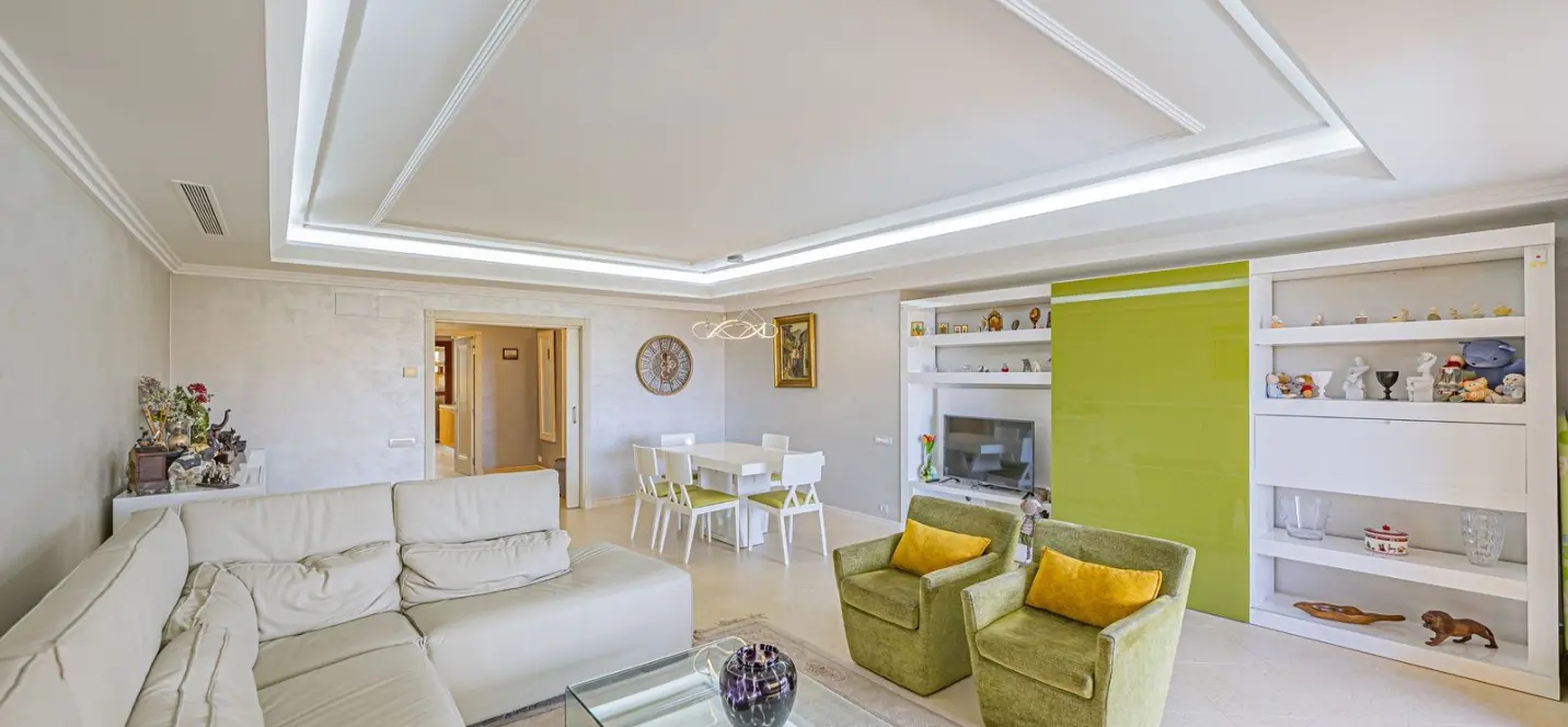 Venta de apartamento en planta media en New Golden Mile 1