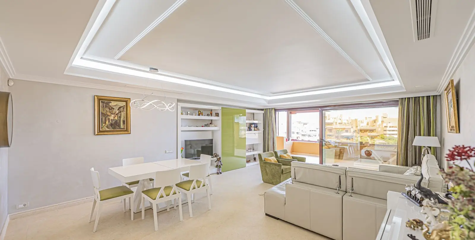 Venta de apartamento en planta media en New Golden Mile 3