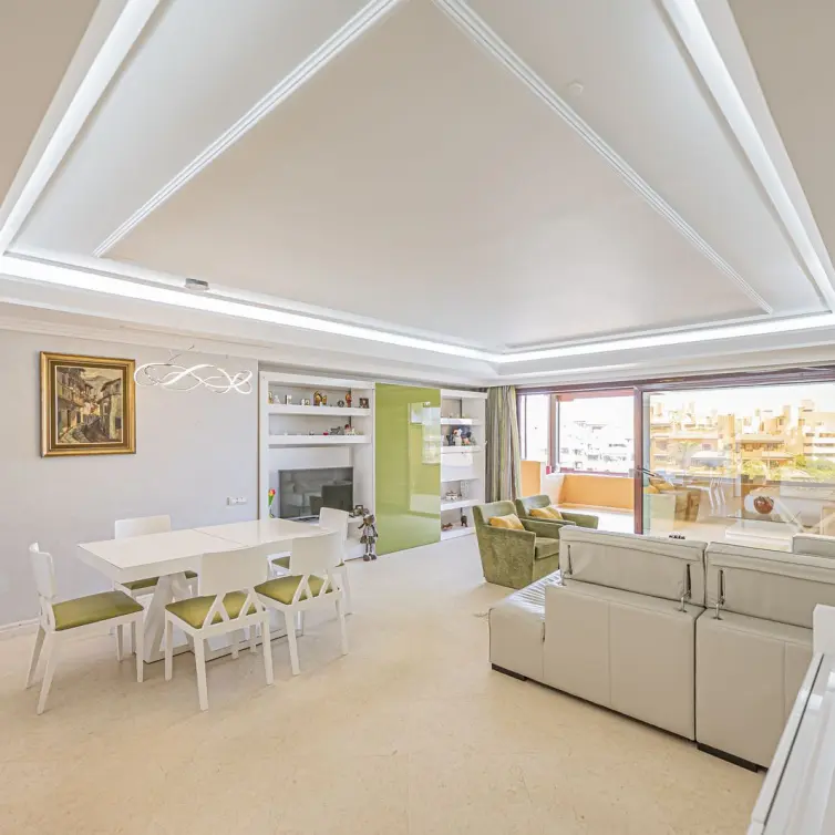 Venta de apartamento en planta media en New Golden Mile