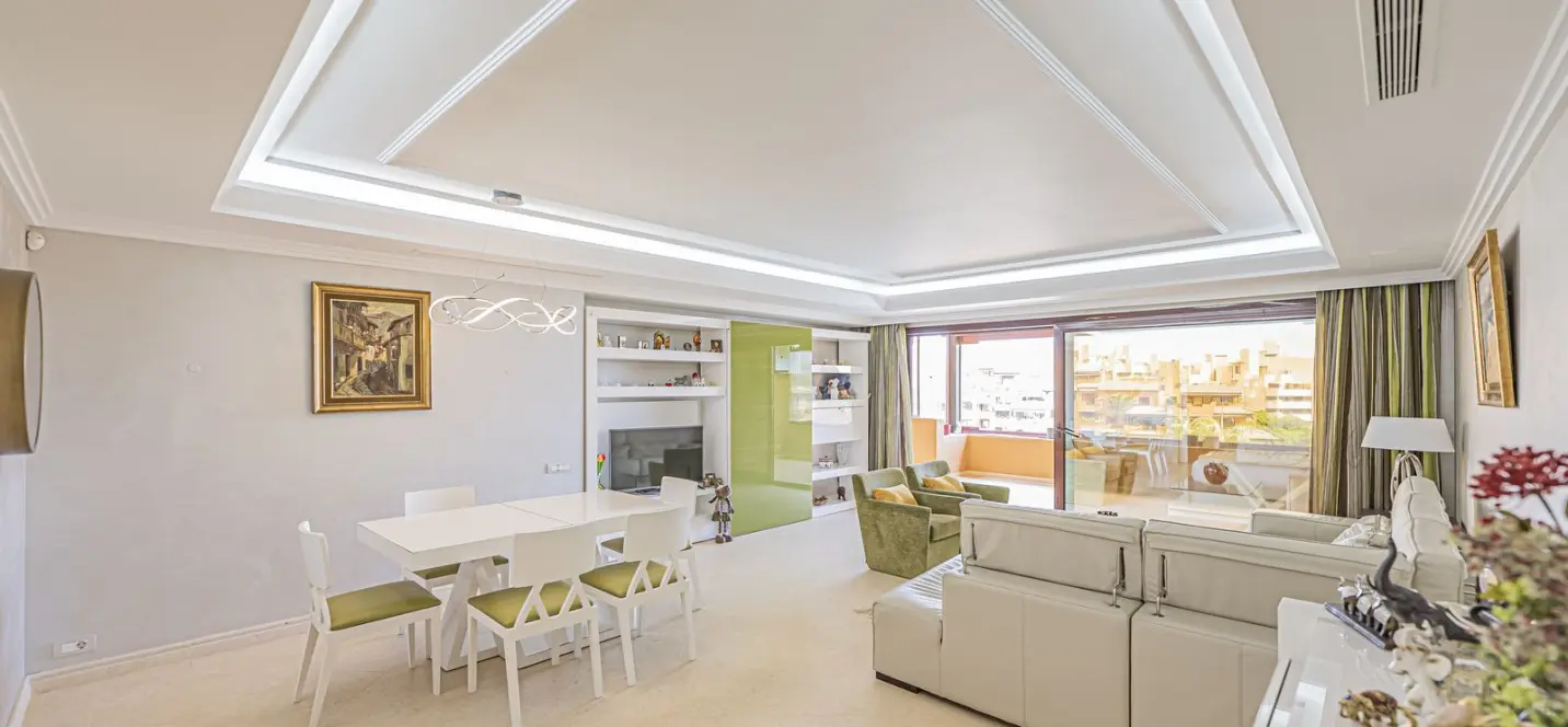 Venta de apartamento en planta media en New Golden Mile 2