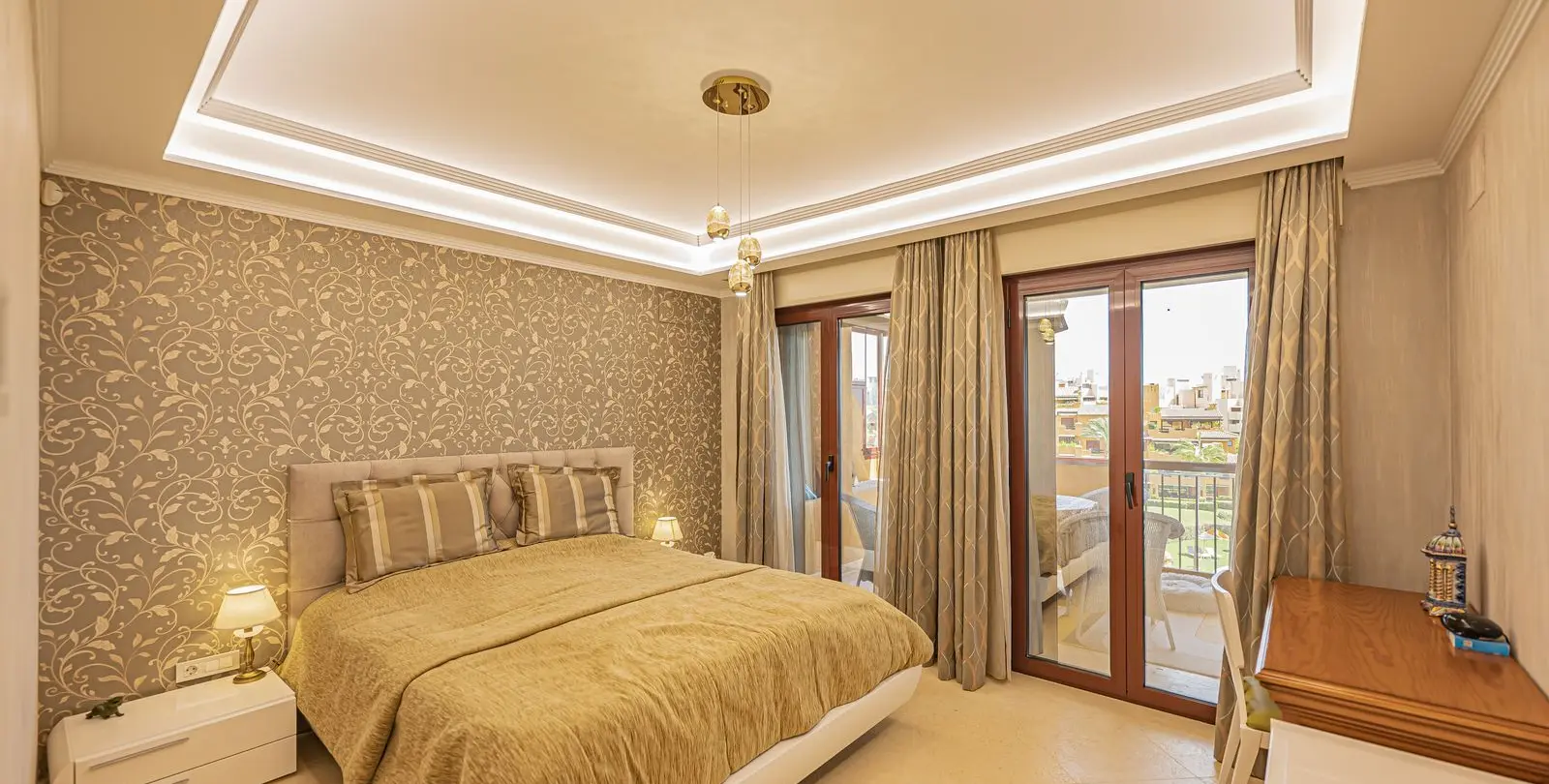Venta de apartamento en planta media en New Golden Mile 4