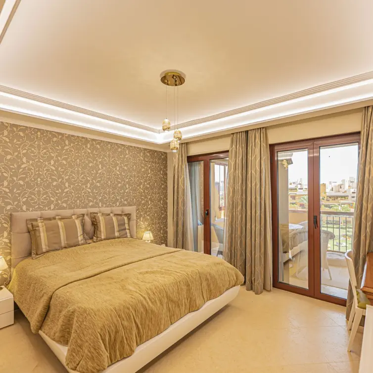 Venta de apartamento en planta media en New Golden Mile