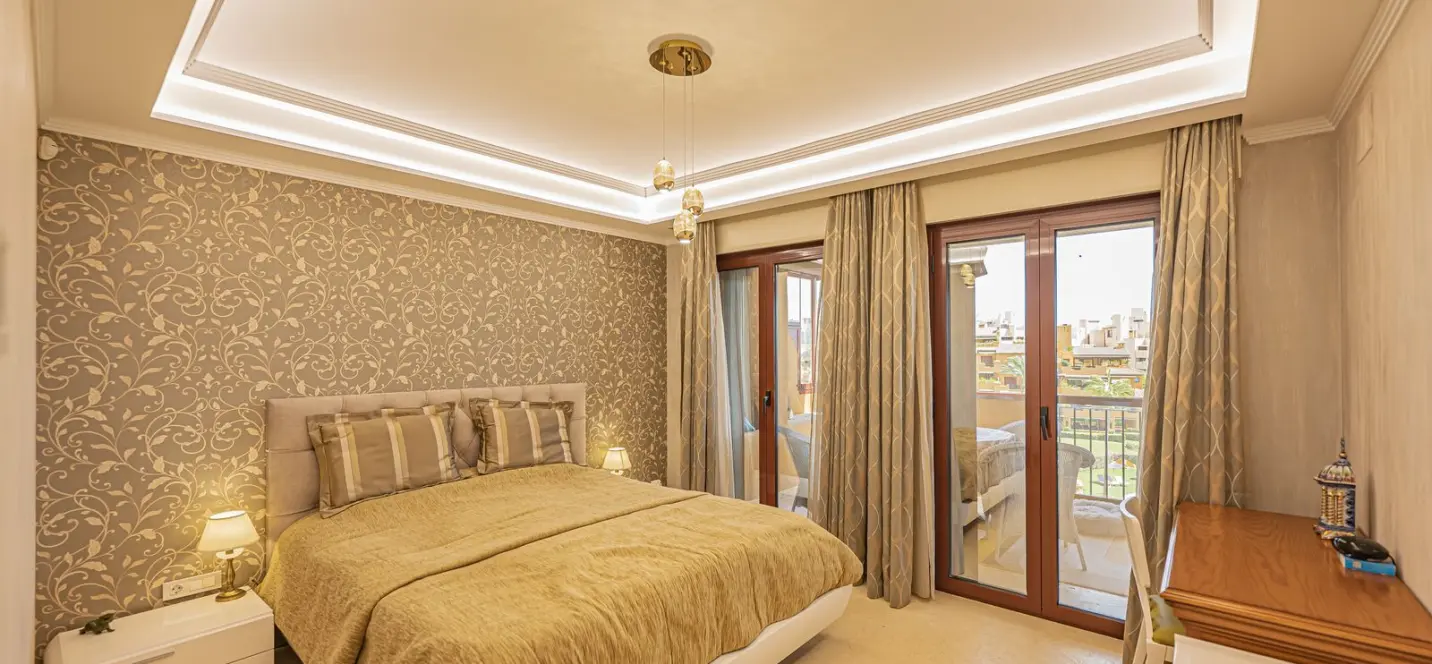 Venta de apartamento en planta media en New Golden Mile 3