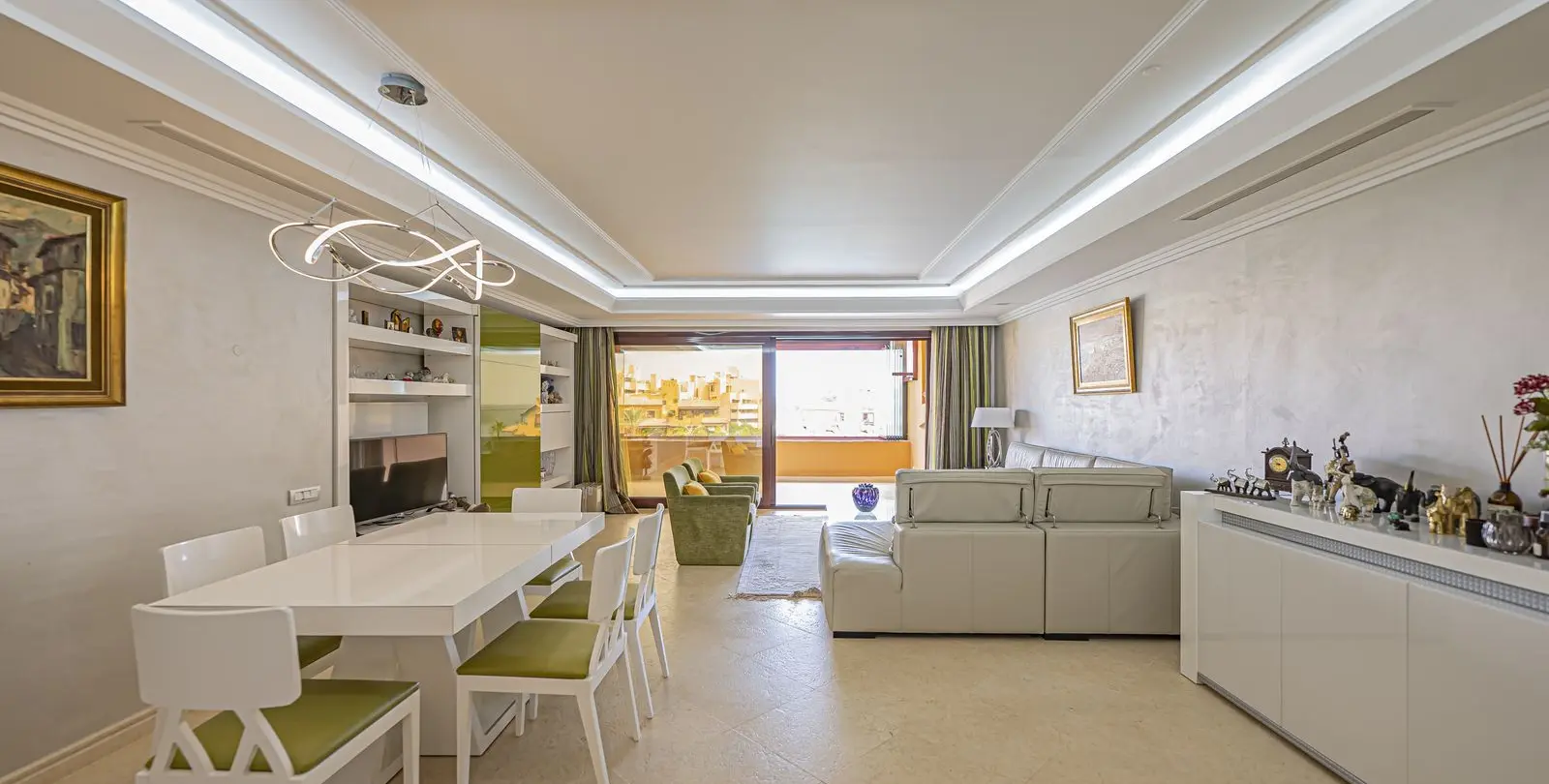 Venta de apartamento en planta media en New Golden Mile 5