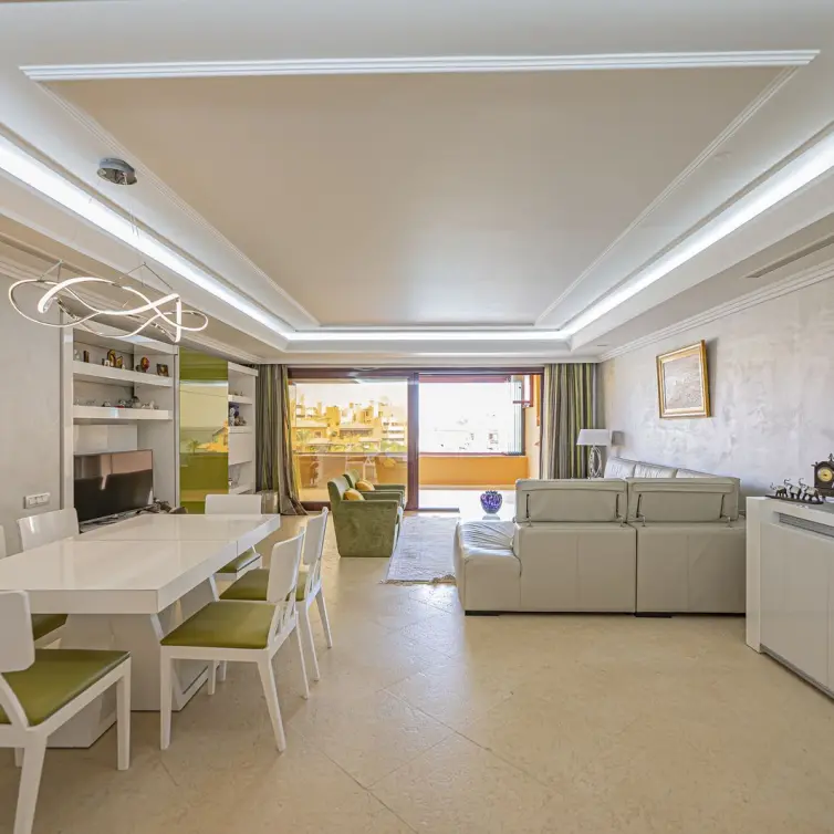 Venta de apartamento en planta media en New Golden Mile