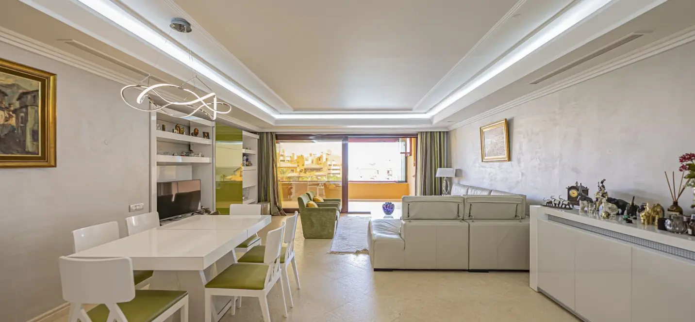 Venta de apartamento en planta media en New Golden Mile 4