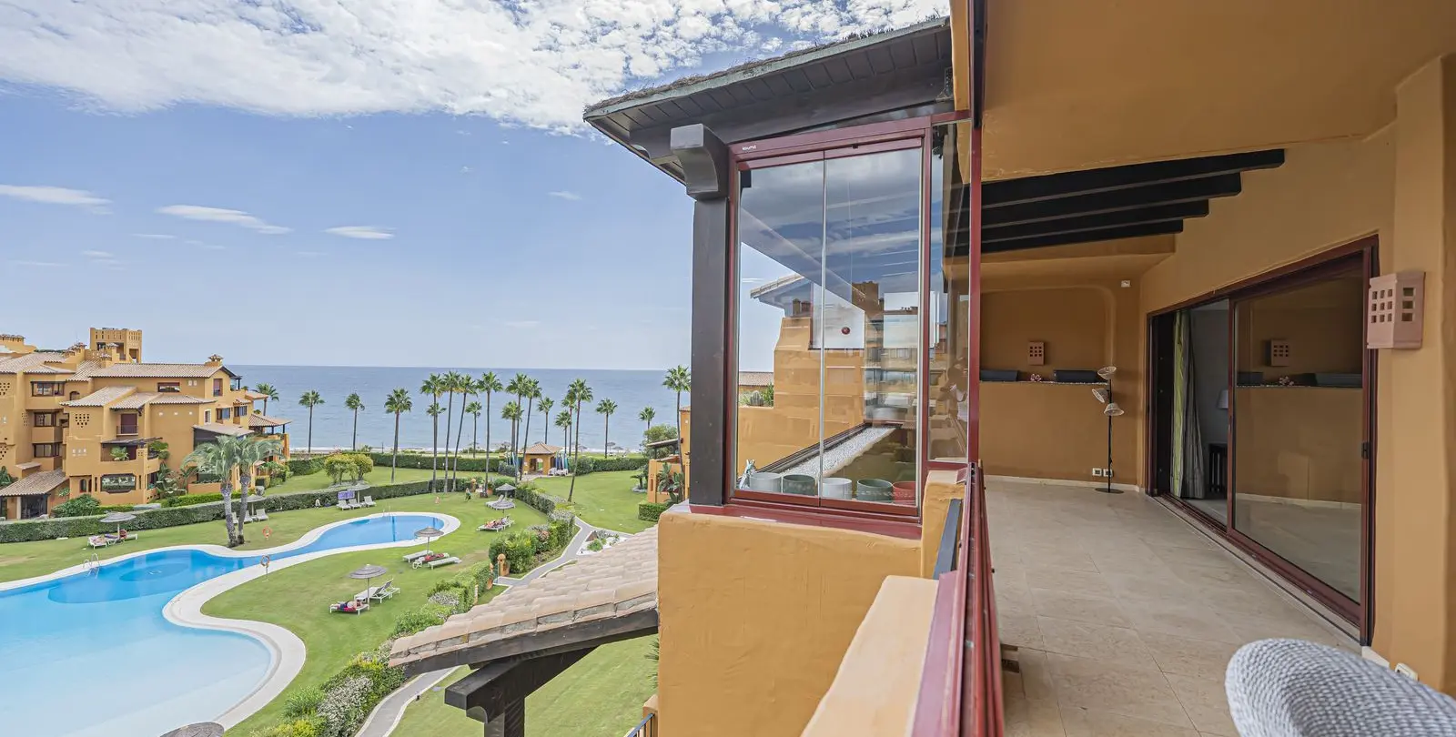 Venta de apartamento en planta media en New Golden Mile 6