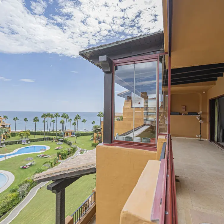 Venta de apartamento en planta media en New Golden Mile