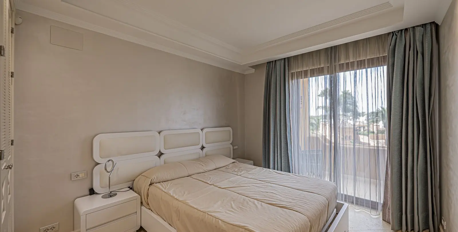 Venta de apartamento en planta media en New Golden Mile 7