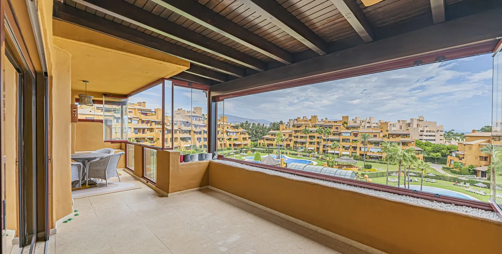 Venta de apartamento en planta media en New Golden Mile 10