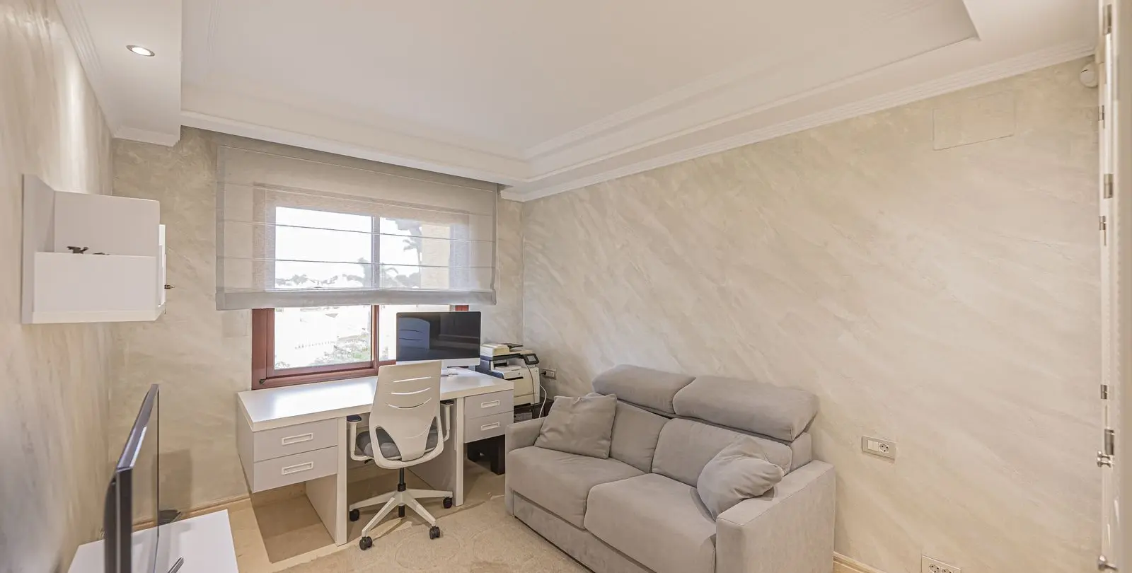 Venta de apartamento en planta media en New Golden Mile 11