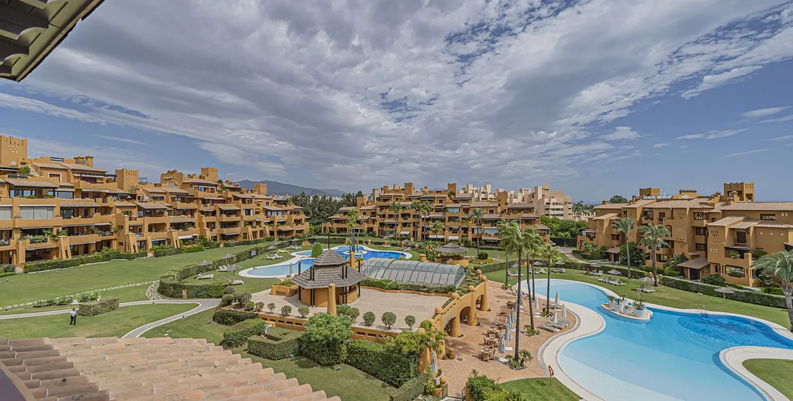 Venta de apartamento en planta media en New Golden Mile 12