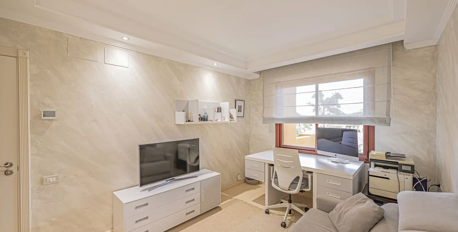 Venta de apartamento en planta media en New Golden Mile 13