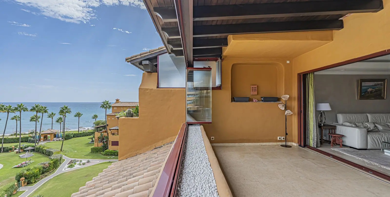 Venta de apartamento en planta media en New Golden Mile 14