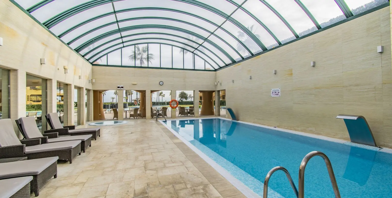 Venta de apartamento en planta media en New Golden Mile 15