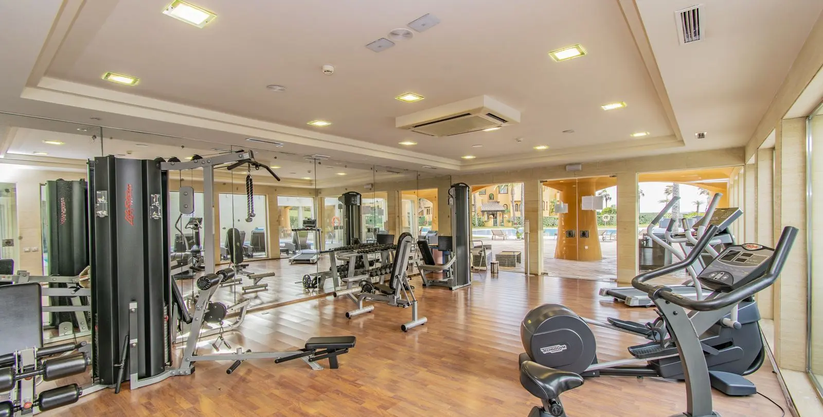 Venta de apartamento en planta media en New Golden Mile 16