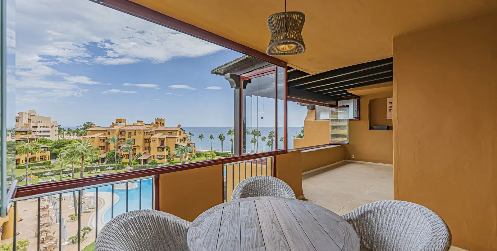 Venta de apartamento en planta media en New Golden Mile 17