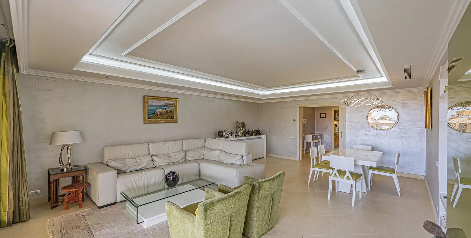 Venta de apartamento en planta media en New Golden Mile 18