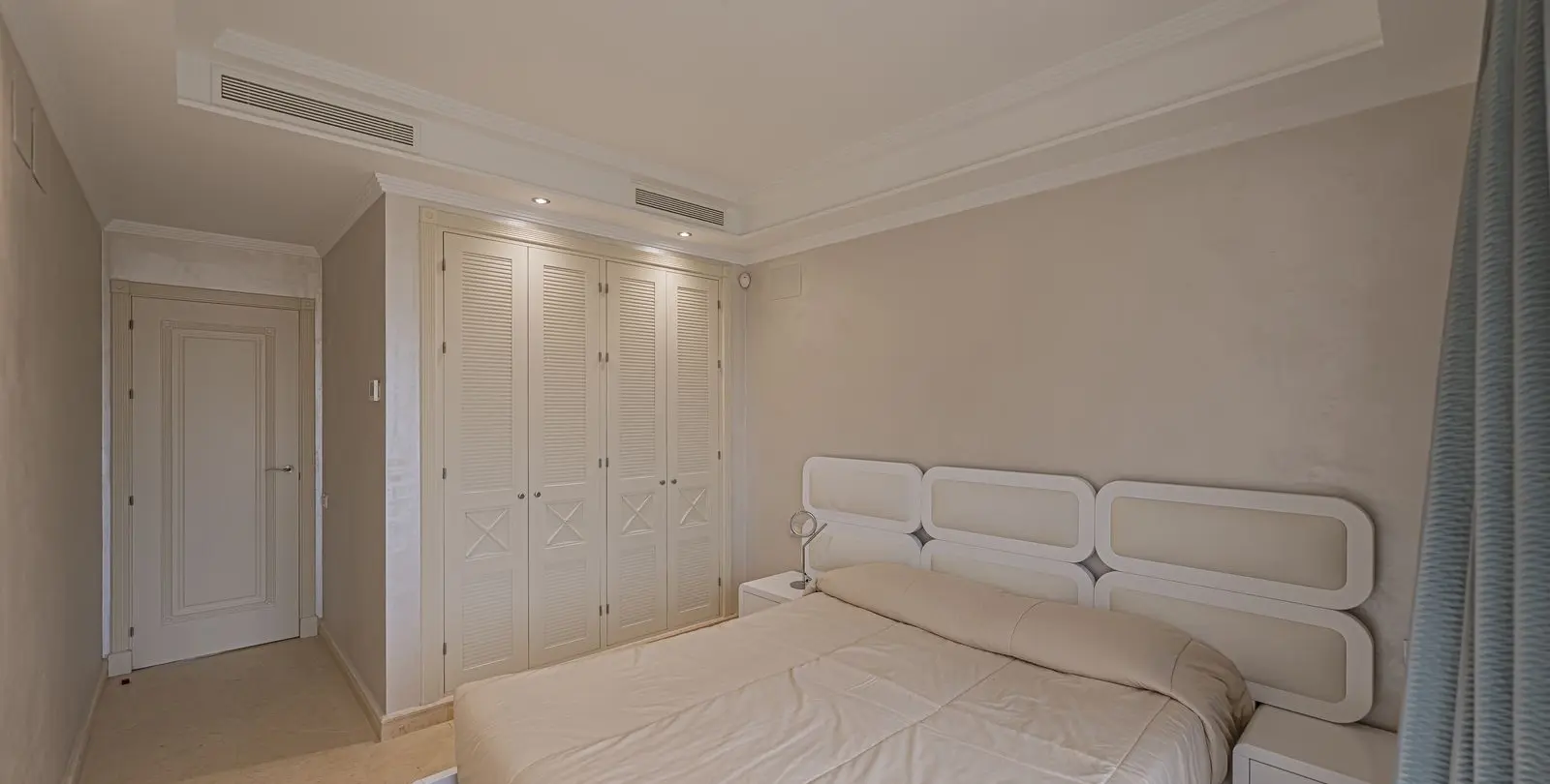 Venta de apartamento en planta media en New Golden Mile 19