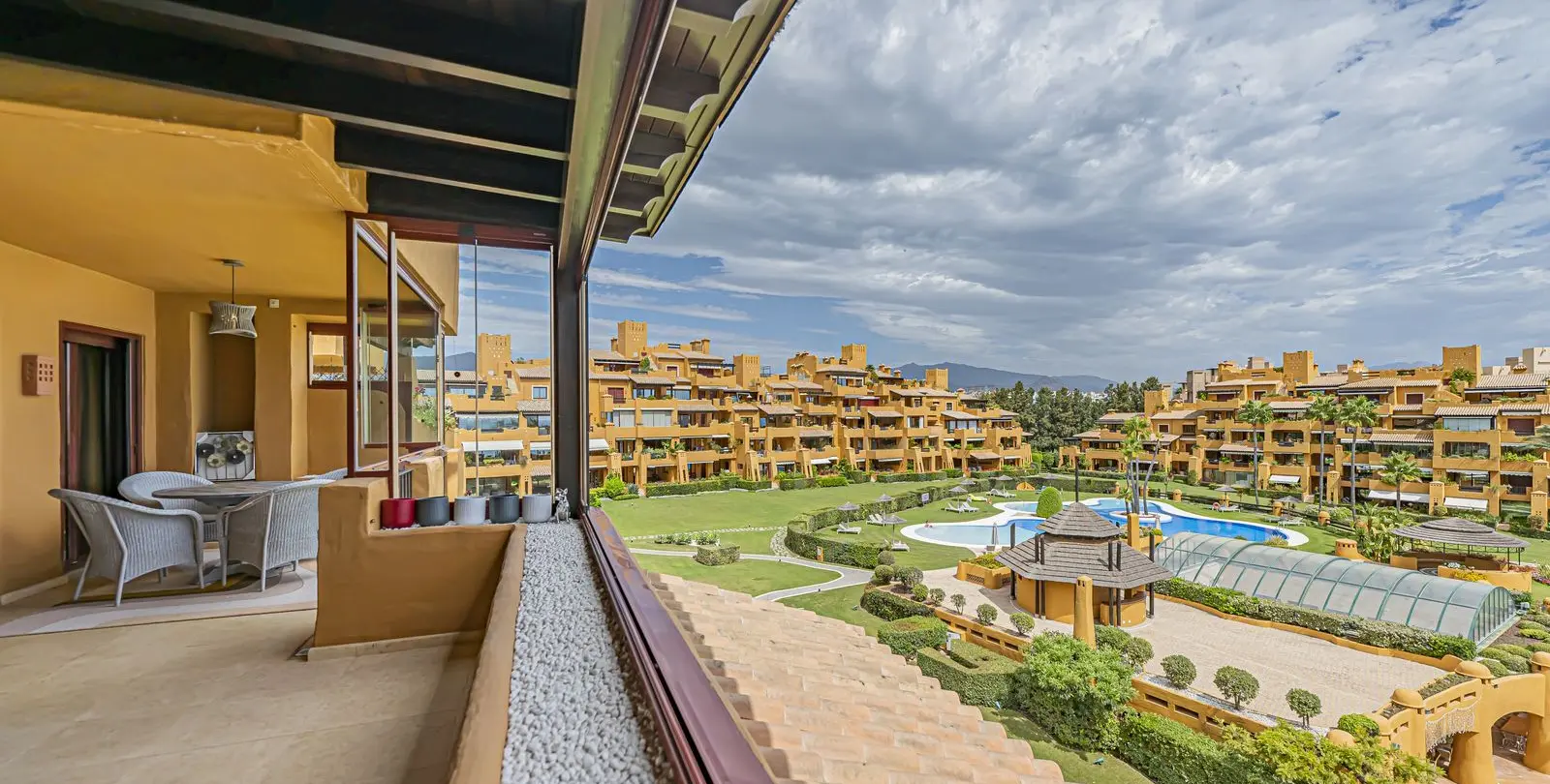 Venta de apartamento en planta media en New Golden Mile 20