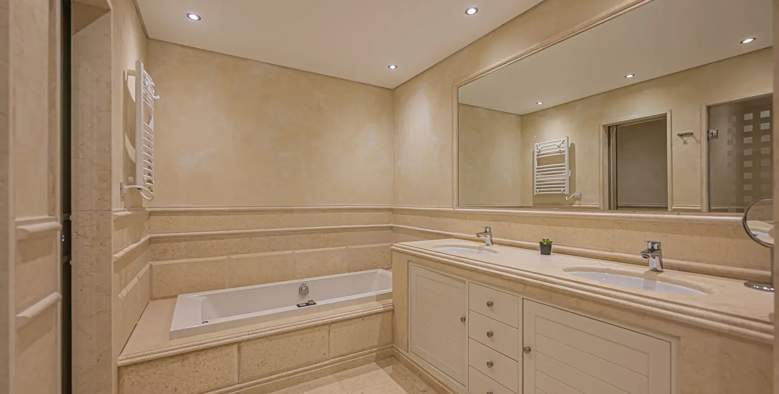 Venta de apartamento en planta media en New Golden Mile 21