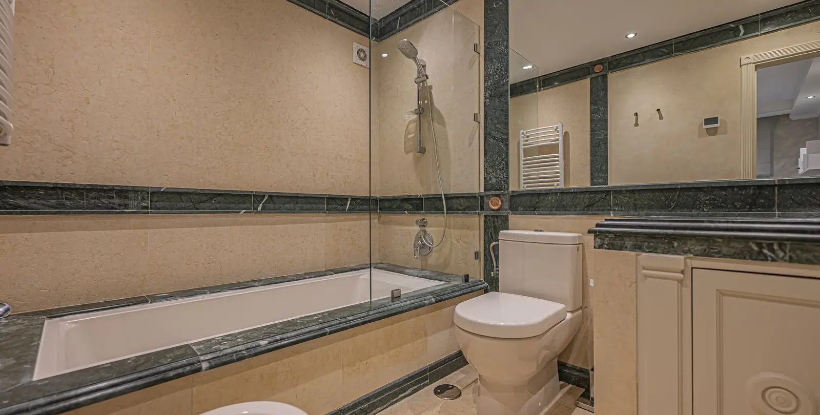 Venta de apartamento en planta media en New Golden Mile 22