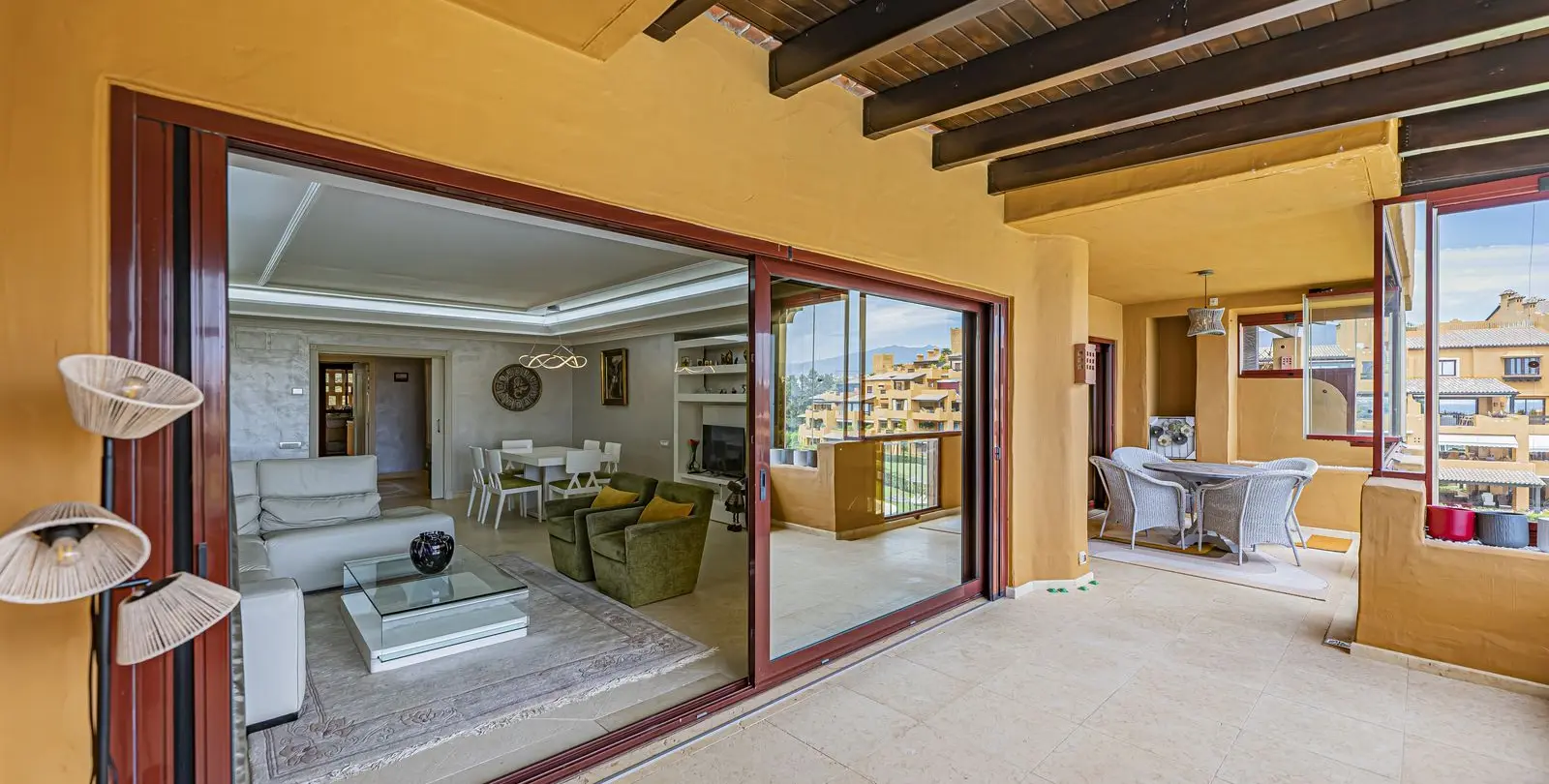 Venta de apartamento en planta media en New Golden Mile 23