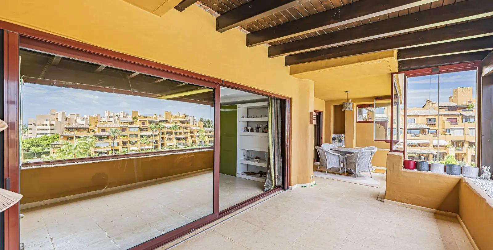 Venta de apartamento en planta media en New Golden Mile 24