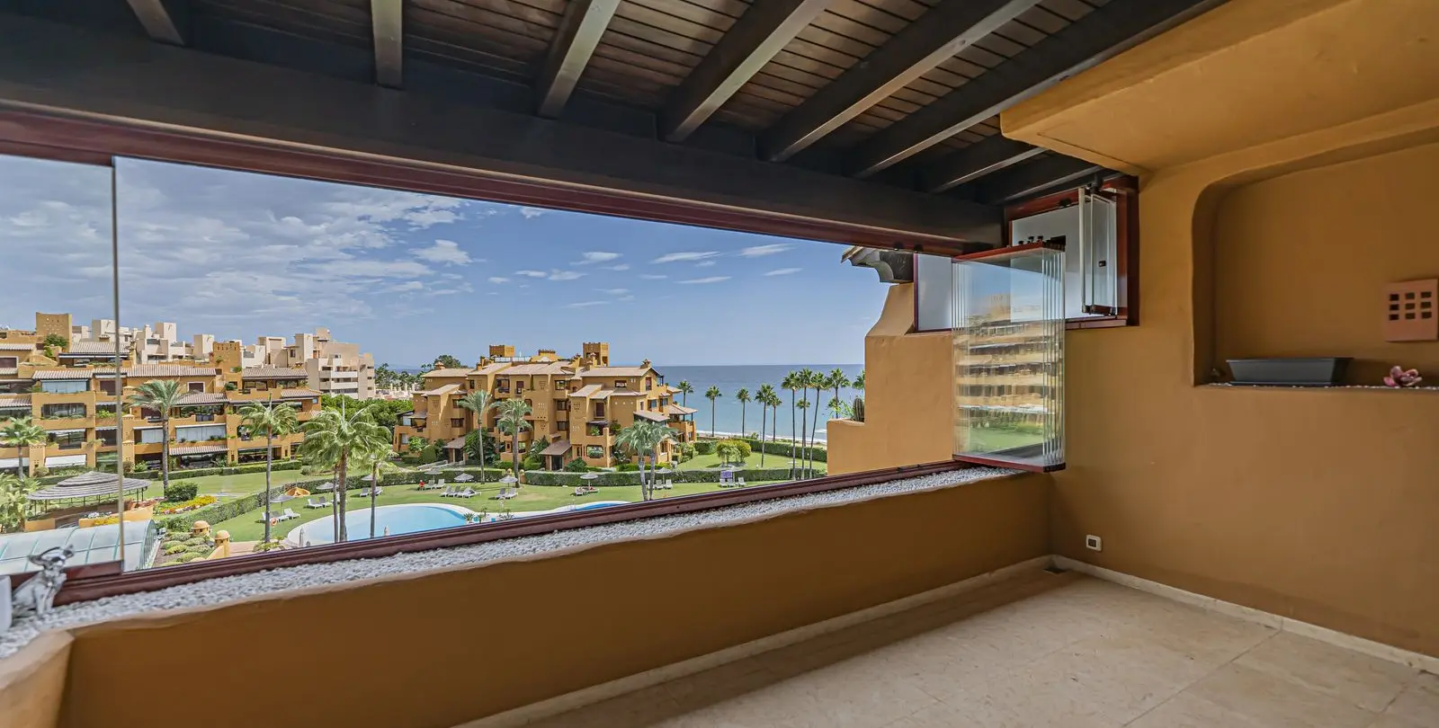 Venta de apartamento en planta media en New Golden Mile 25