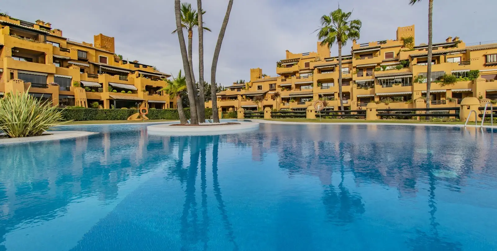 Venta de apartamento en planta media en New Golden Mile 26