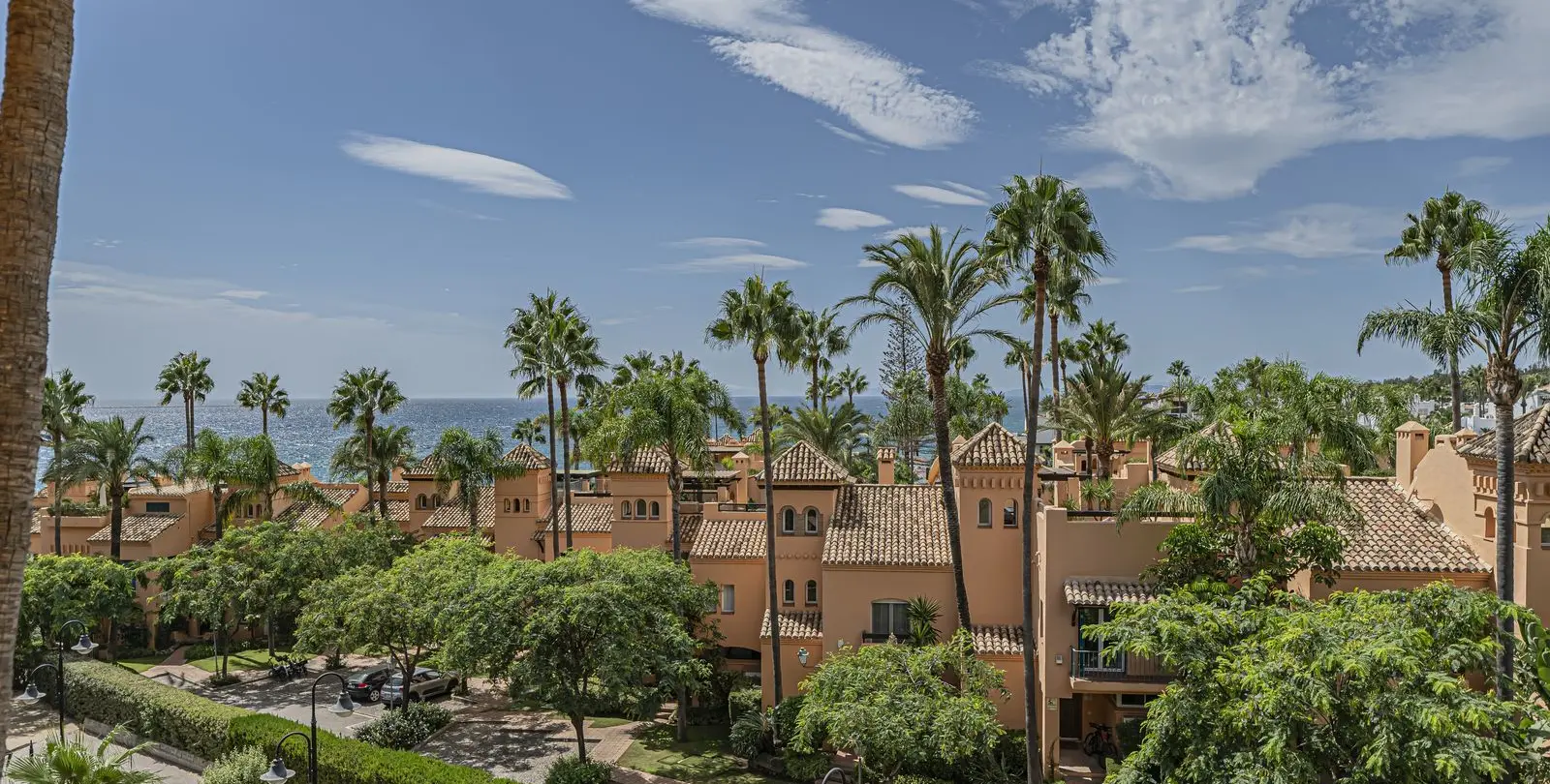 Venta de apartamento en planta media en New Golden Mile 27