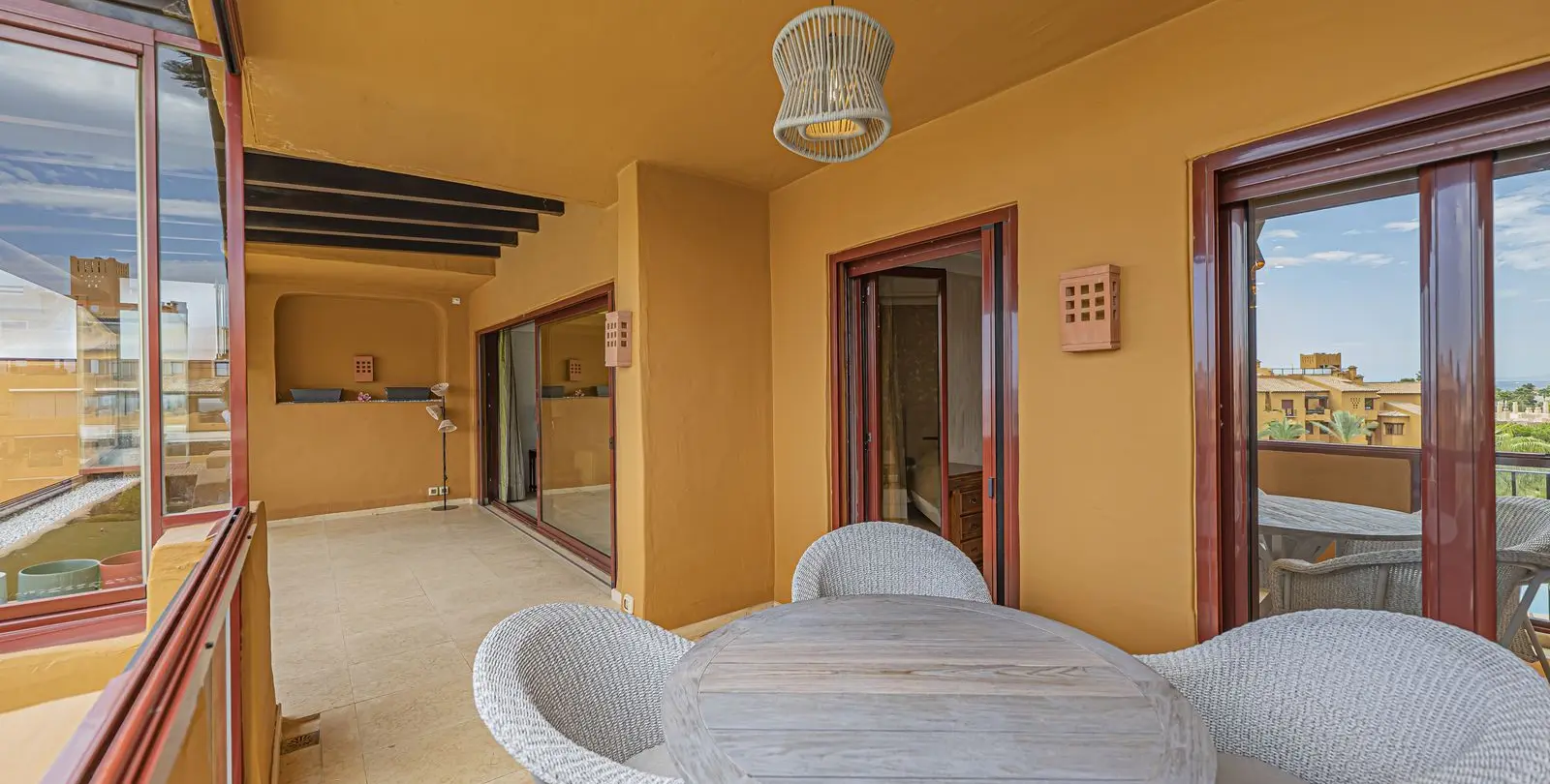 Venta de apartamento en planta media en New Golden Mile 28