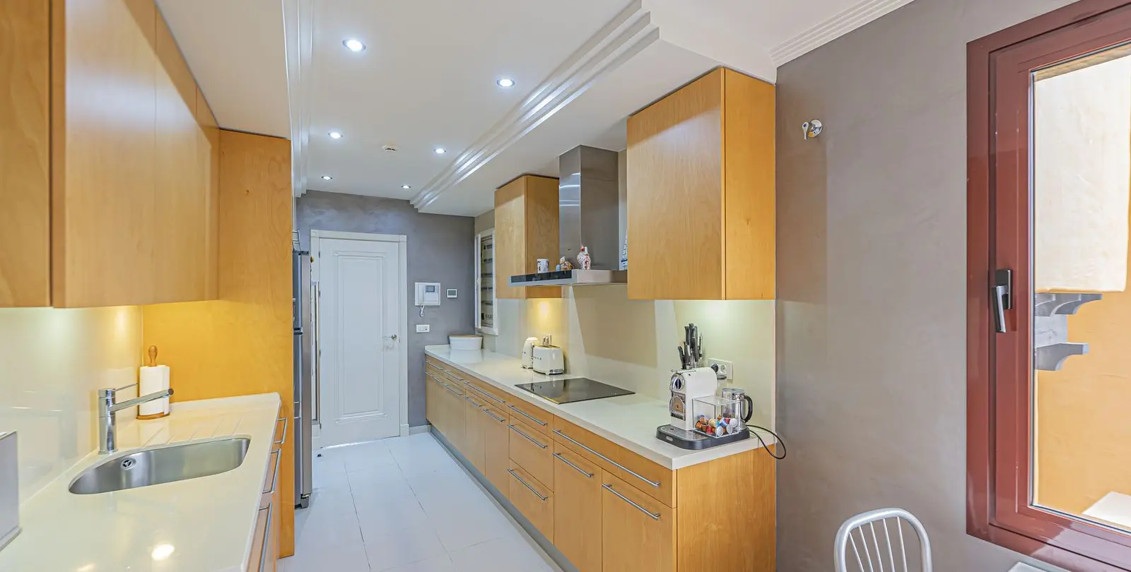 Venta de apartamento en planta media en New Golden Mile 29