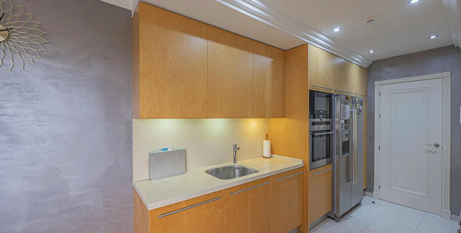 Venta de apartamento en planta media en New Golden Mile 30