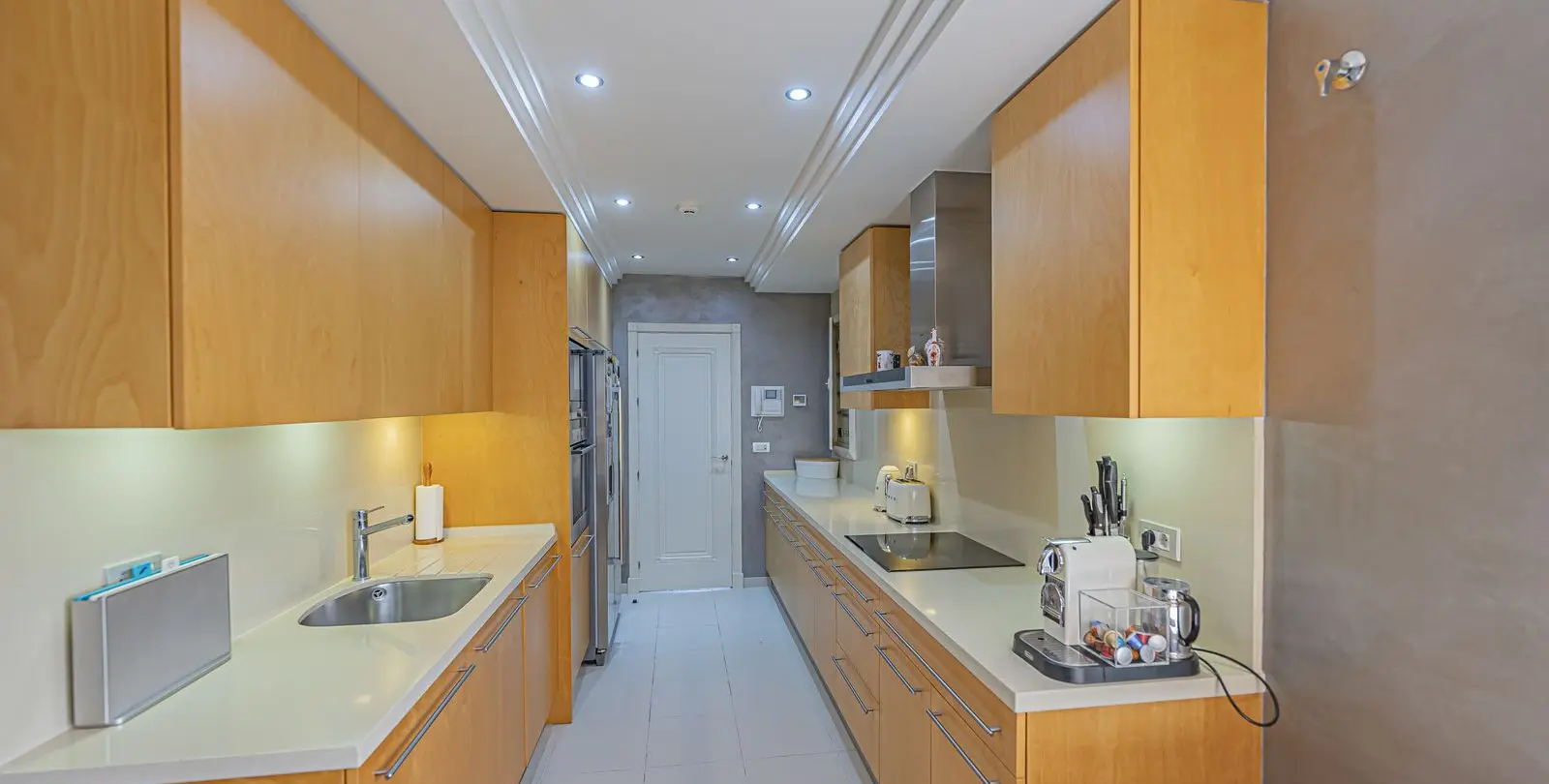 Venta de apartamento en planta media en New Golden Mile 31