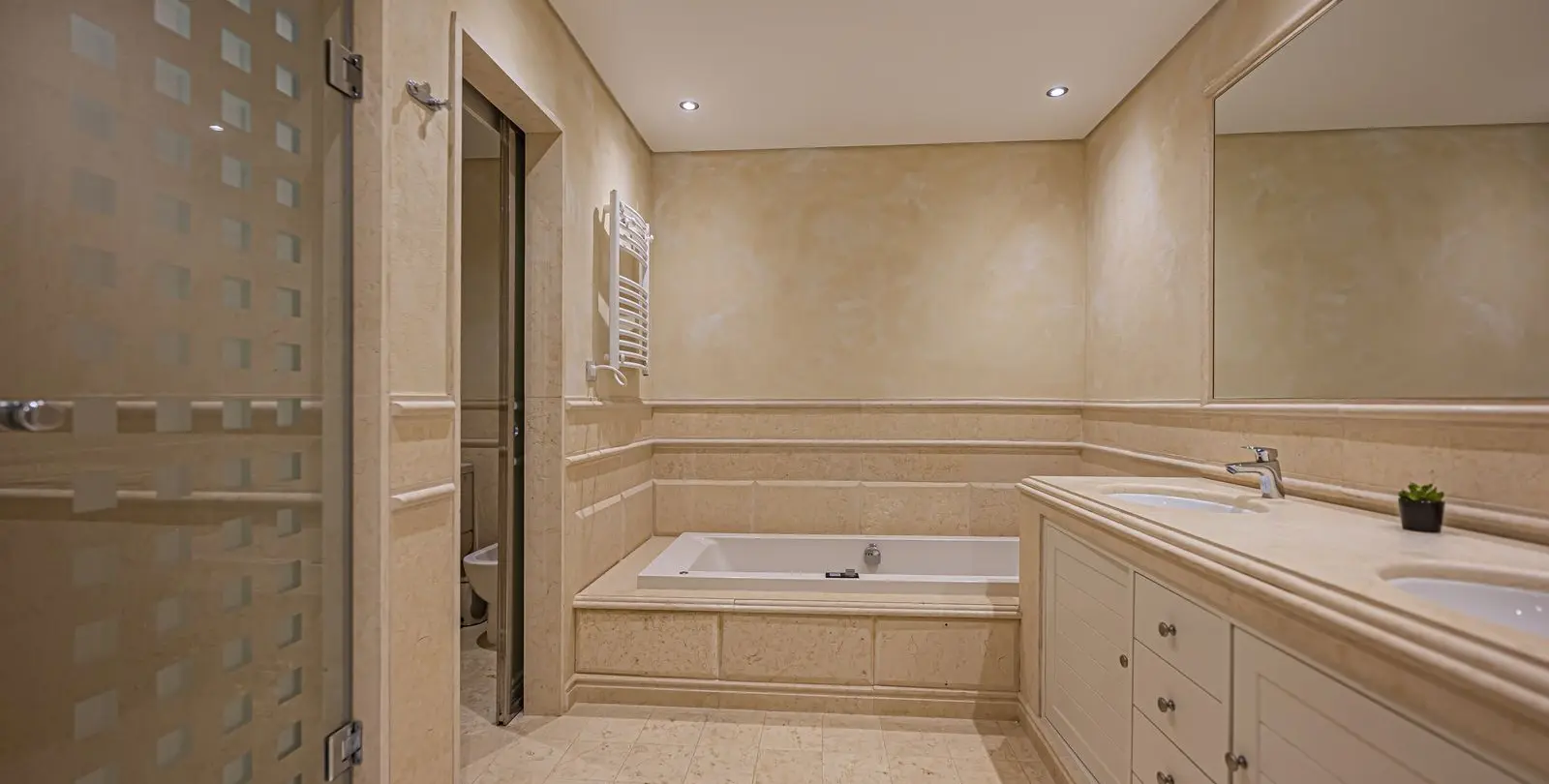 Venta de apartamento en planta media en New Golden Mile 32