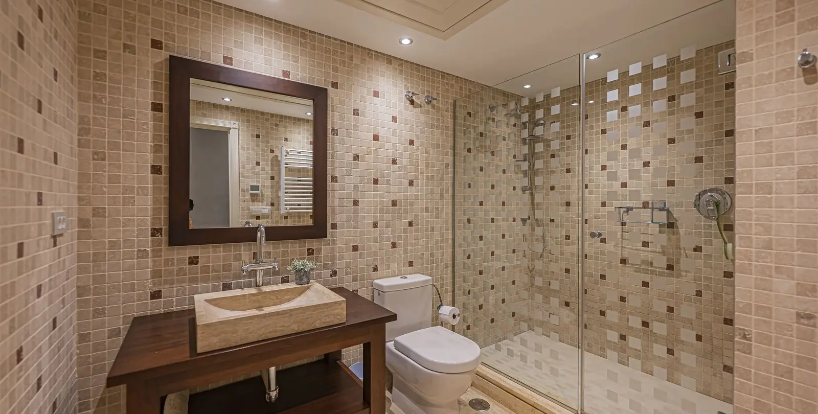 Venta de apartamento en planta media en New Golden Mile 33