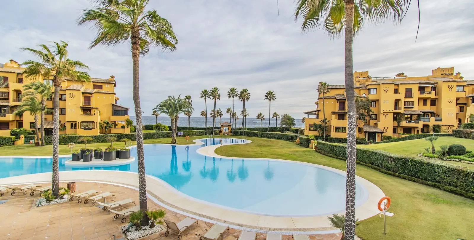 Venta de apartamento en planta media en New Golden Mile 34
