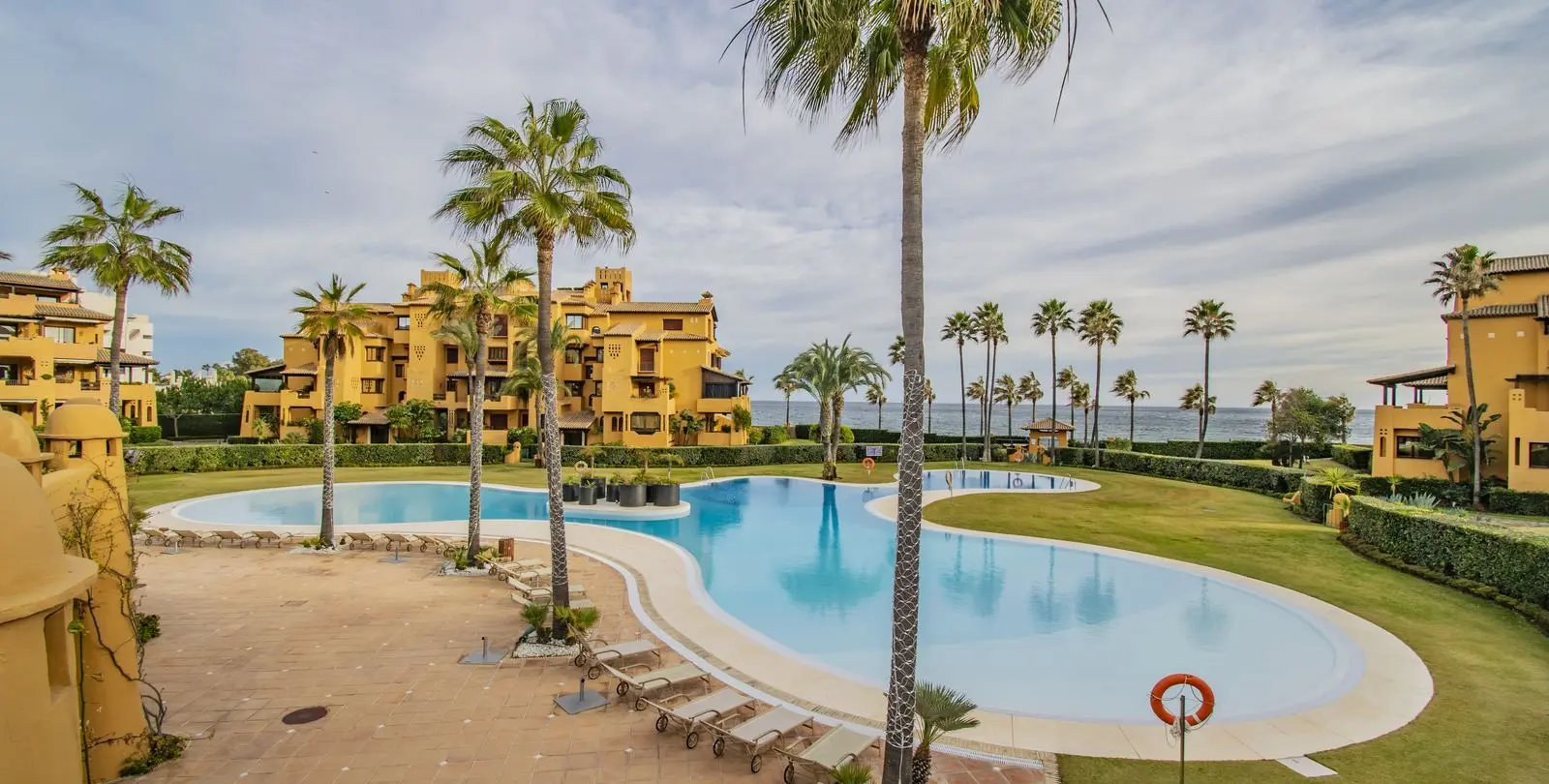 Venta de apartamento en planta media en New Golden Mile 35