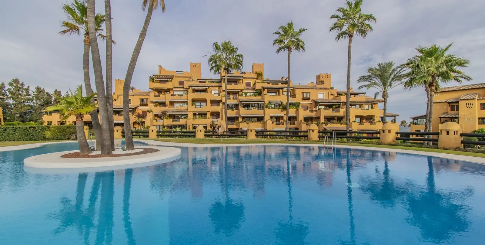 Venta de apartamento en planta media en New Golden Mile 36