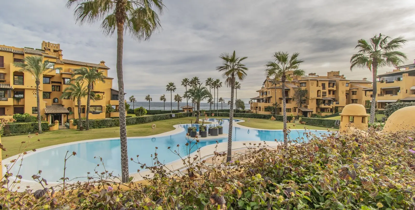 Venta de apartamento en planta media en New Golden Mile 37