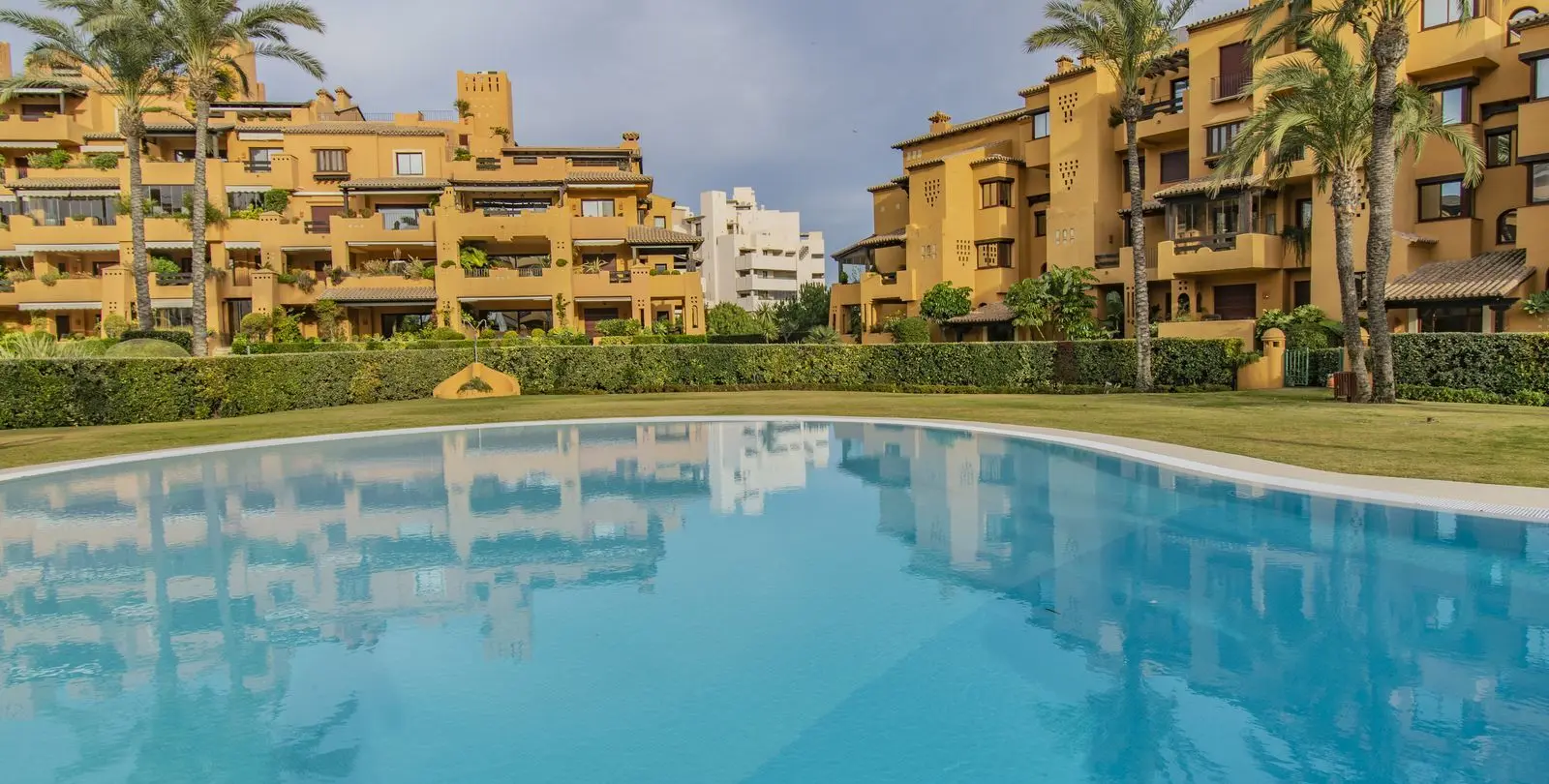 Venta de apartamento en planta media en New Golden Mile 38