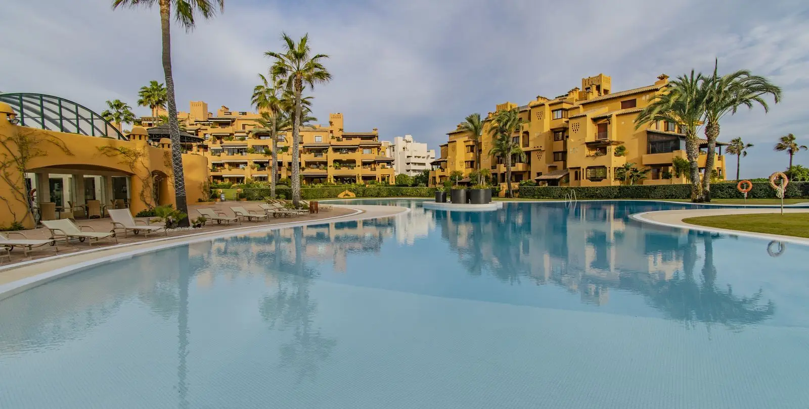 Venta de apartamento en planta media en New Golden Mile 39