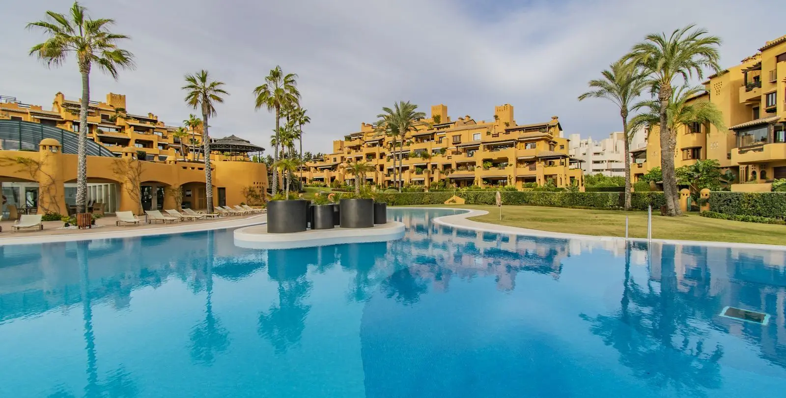 Venta de apartamento en planta media en New Golden Mile 40
