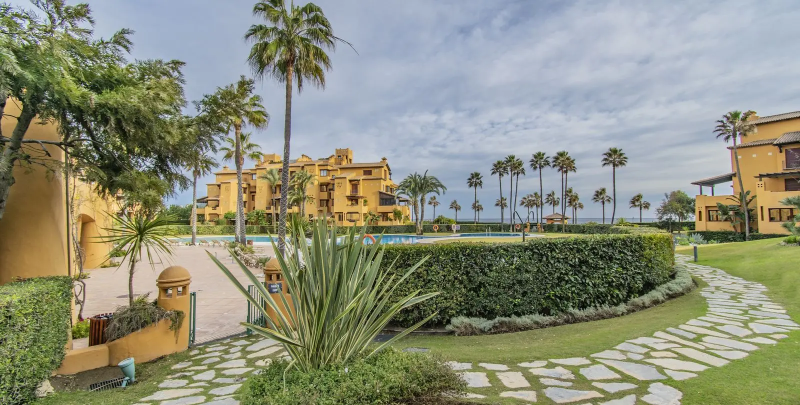 Venta de apartamento en planta media en New Golden Mile 41