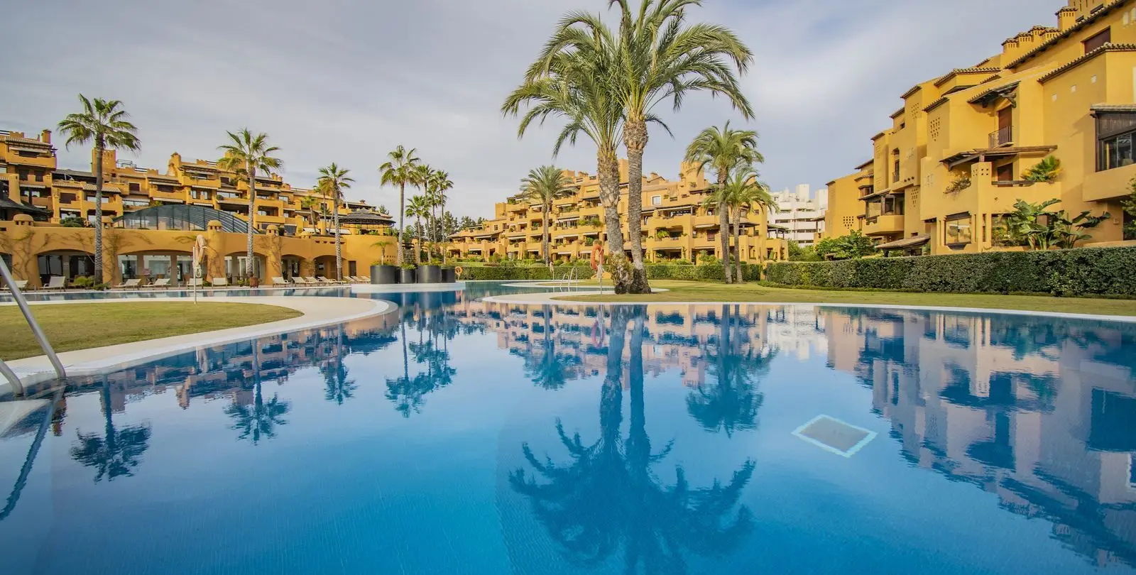 Venta de apartamento en planta media en New Golden Mile 42