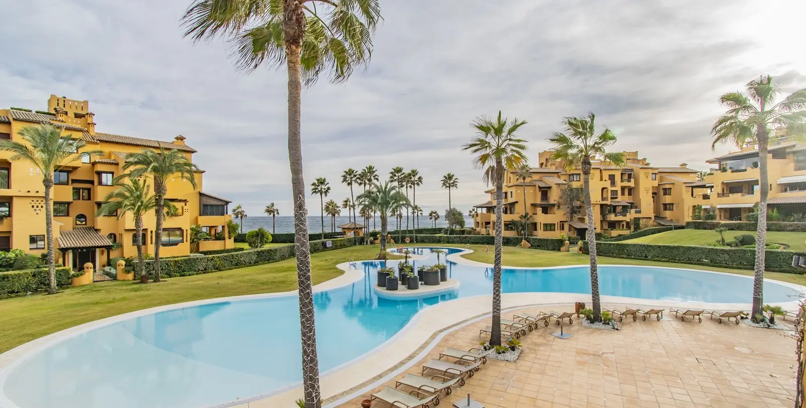 Venta de apartamento en planta media en New Golden Mile 43