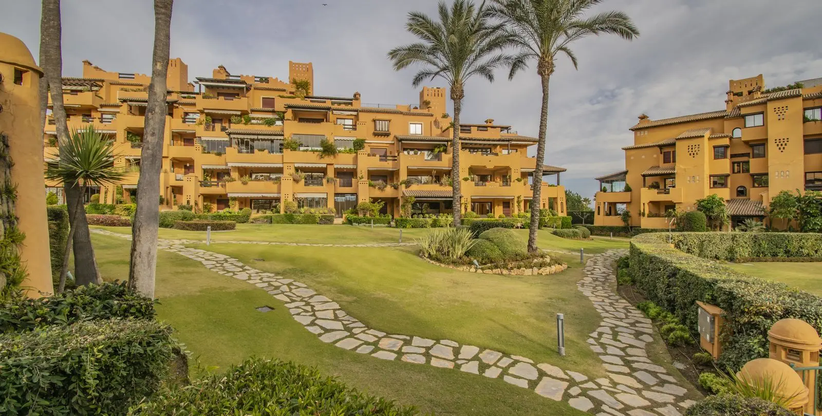 Venta de apartamento en planta media en New Golden Mile 44