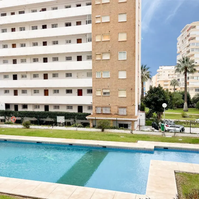 Sale of middle floor apartment in Fuengirola